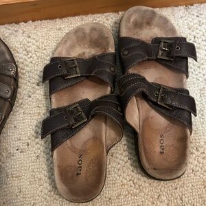 Taos Size 10 Brown sandals